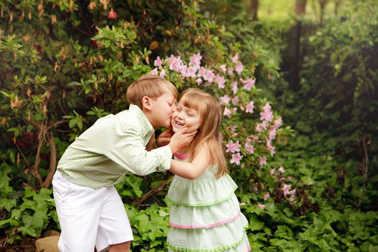 family photographer West Georgia, children outside in spring