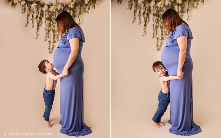 maternity photographer Bremen, pregnant mom with older child in studio