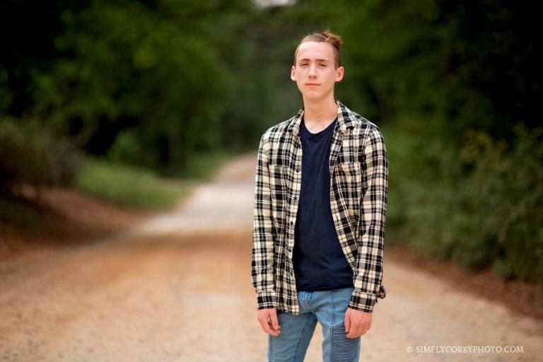 senior portrait photographer Bremen, teen boy outside on a dirt road