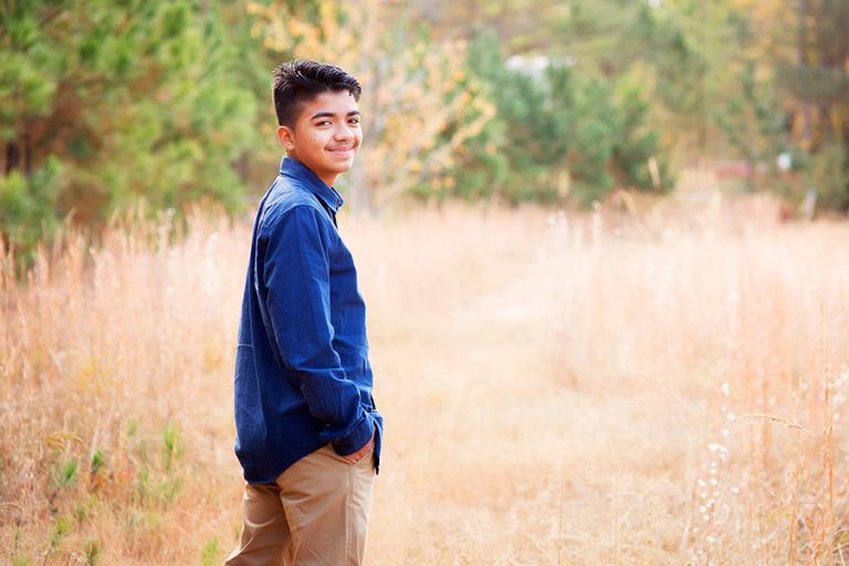 Bremen photographer, teen outside in field