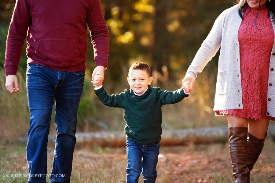 Bremen family photographer, boy holding hands with parents