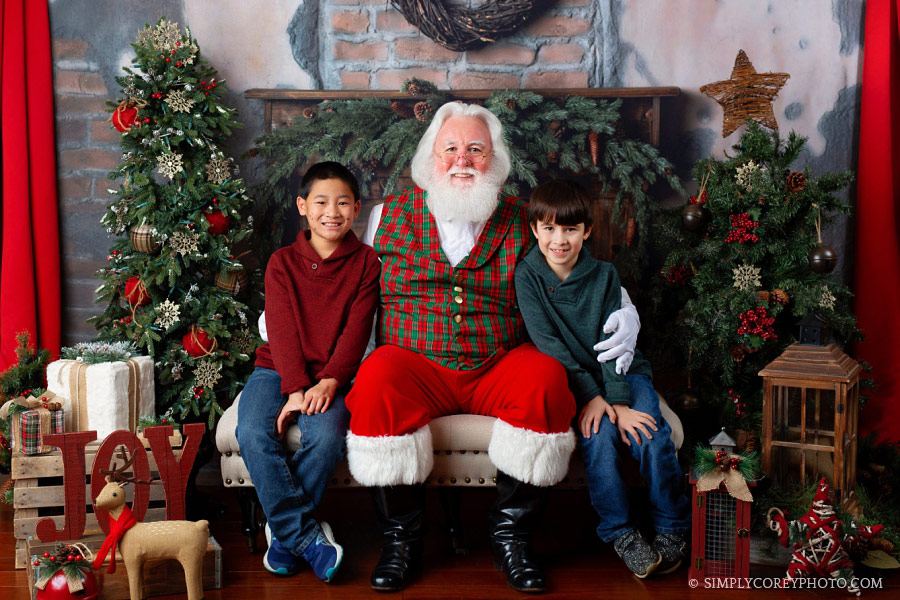 Bremen Santa Claus mini sessions, brothers sitting with Santa