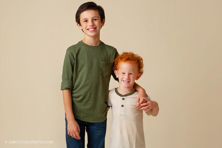 Bremen family photographer, studio portrait of two brothers