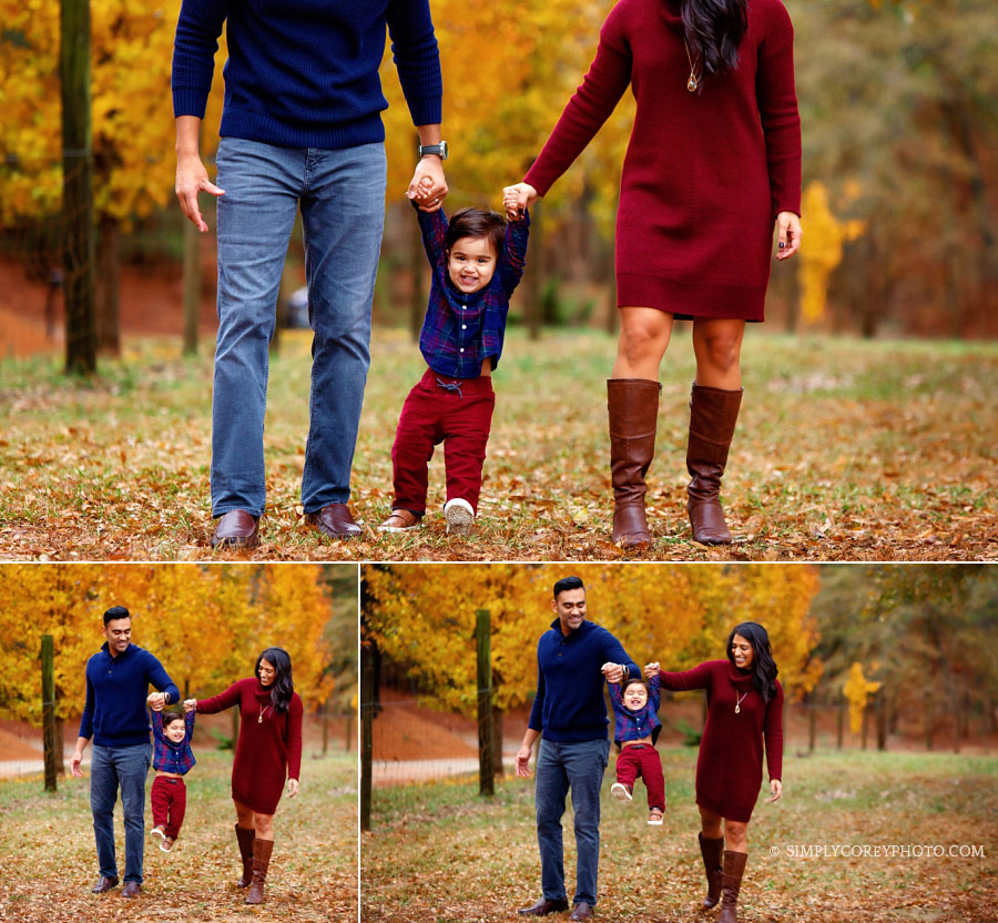 Bremen family photographer, parents holding toddler's hands