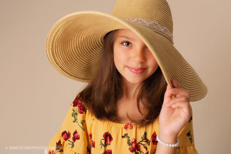 Atlanta children's photographer, girl in studio with a big floppy hat