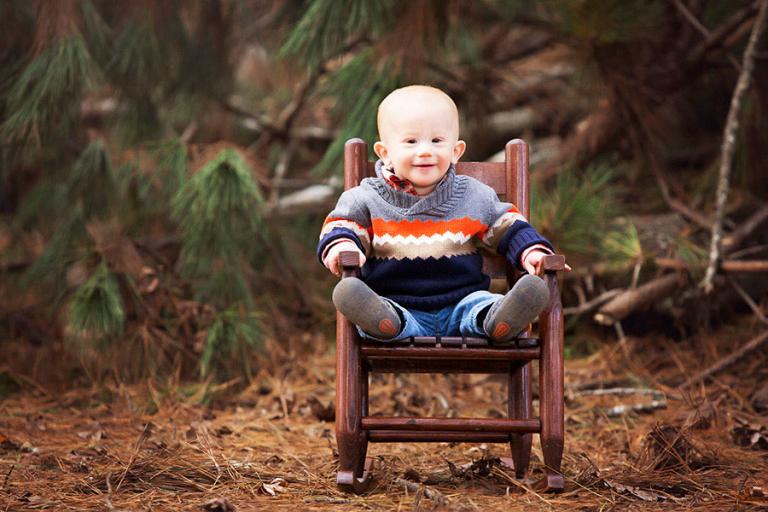 Bremen baby photographer, boy with pines in a rocking chair