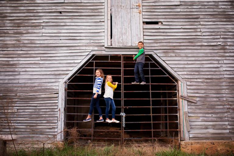 Atlanta family photographer, kids climbing on old barn