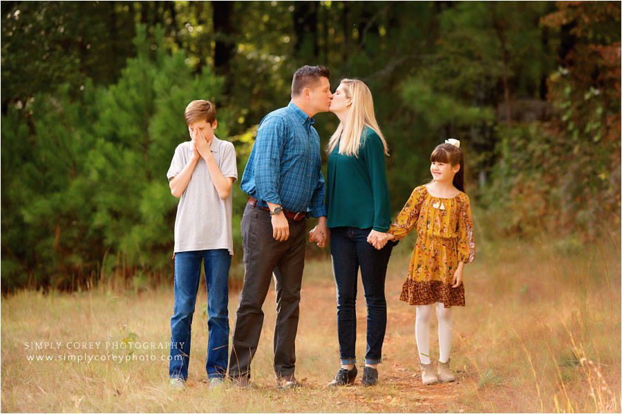 Bremen family photographer, parents kiss for funny photo