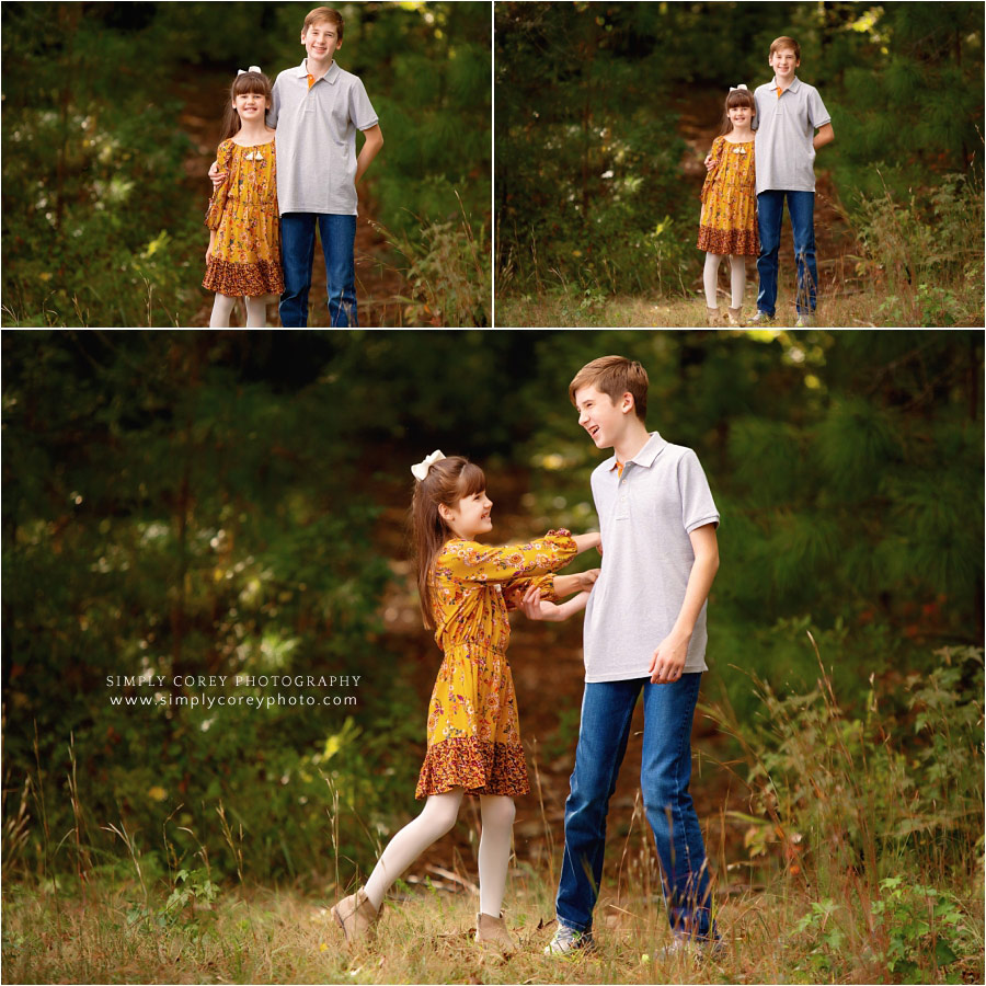 Newnan family photographer, kids outside for a fall mini session