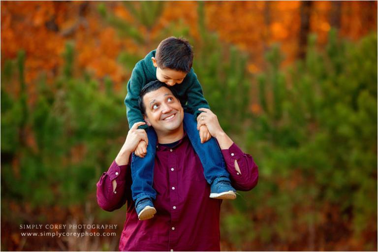 Villa Rica family photographer, child on dad's shoulders