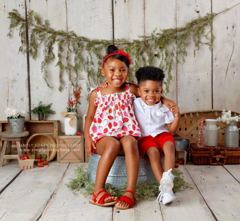 Atlanta family photographer, kids summer mini session with strawberries
