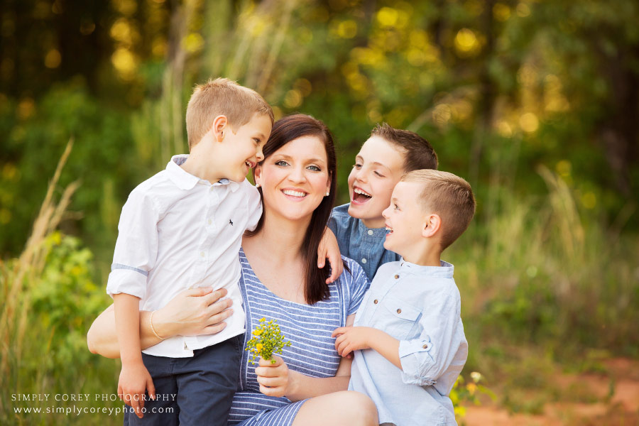 Atlanta family photographer, mom with kids outside