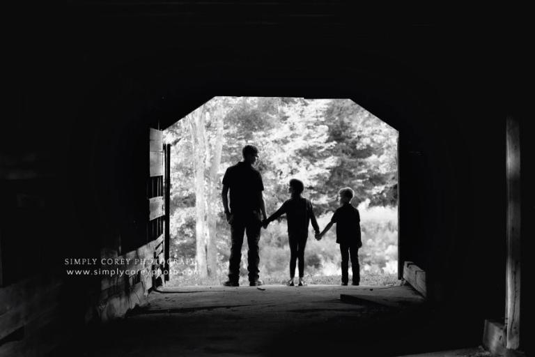 Bremen family photographer, silhouette of children outside in old barn