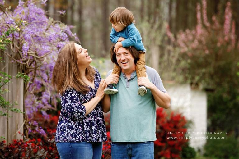 Atlanta family photographer, child on dad's shoulders outside in spring