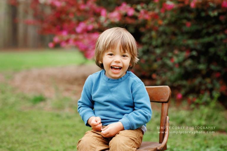 Newnan children's photographer, toddler outside during a family session