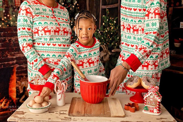 Atlanta Christmas mini session photographer, child with parents in studio kitchen set