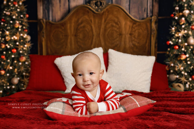 mini session photographer near Bremen, baby in Christmas pajama studio set