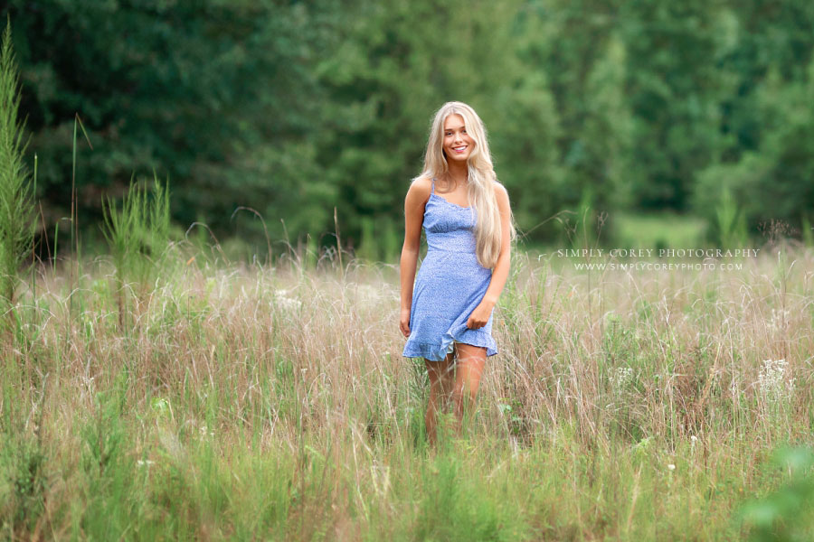 senior portrait photographer near Bremen, teen in blue dress in field