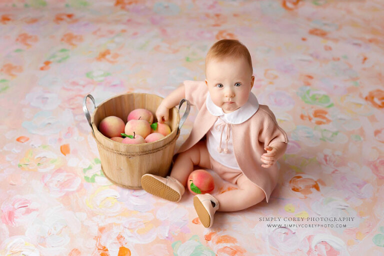 baby photographer near Bremen, studio portrait with peaches for first birthday