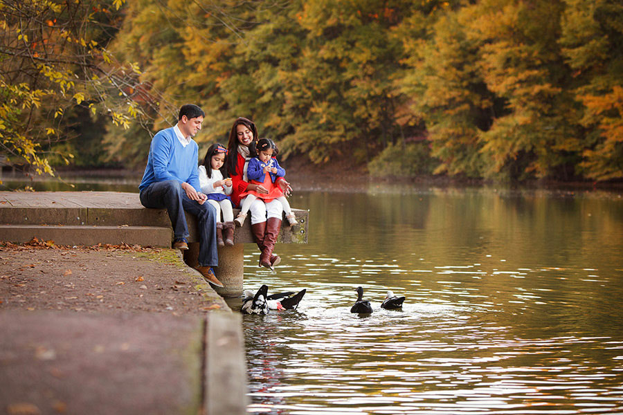 Atlanta family photographer, feeding ducks at Piedmont Park